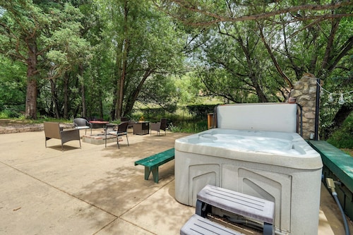 Charming Creekside Escape - Hot Tub - Pikes Peak Base - 2 Bed 2 Bath Kitchen