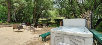 Charming Creekside Escape - Hot Tub - Pikes Peak Base - 2 Bed 2 Bath Kitchen