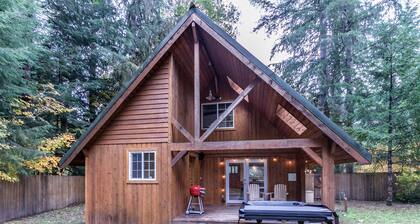 Perch - Juniper Cabin: Cozy A-Frame cabin w/ hot tub