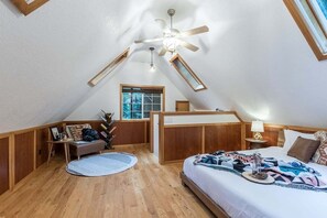 1 bedroom, free WiFi, bed sheets - Perch - Juniper Cabin: Cozy A-Frame cabin w/ hot tub (Ashford)