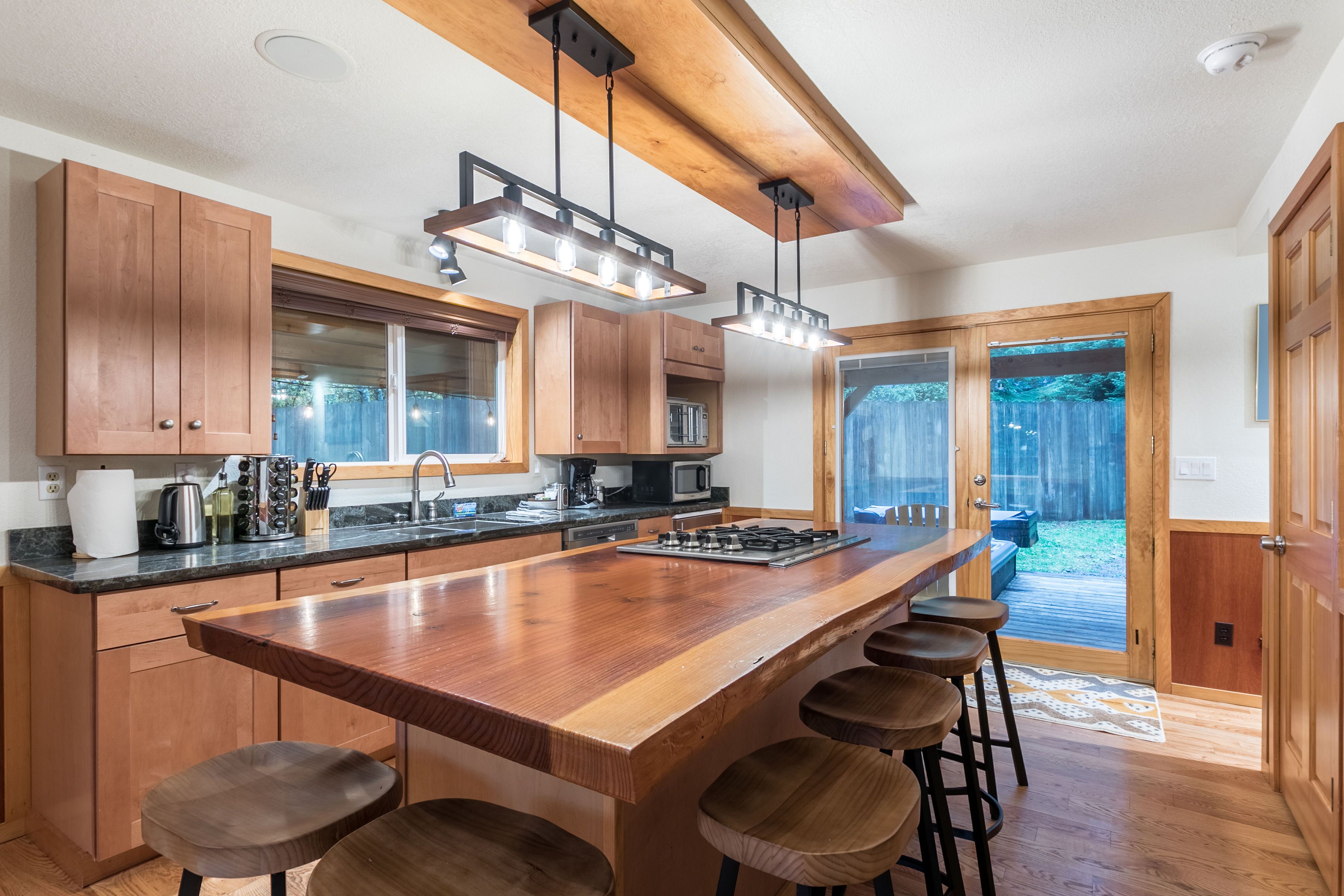 Kühlschrank, Mikrowelle, Herdplatte, Geschirrspüler