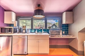 Refrigerador, microondas, lavavajillas y cafetera y tetera