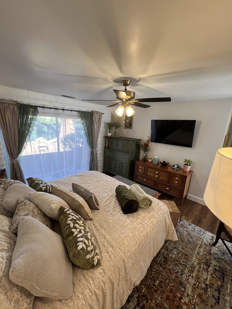 Adobe gem in the heart of Fallbrook! Come relax with the whole family