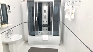 Quarto casal superluxo | Banheiro | Chuveiro/banheira combinados, ducha de hidromassagem, secador de cabelo 