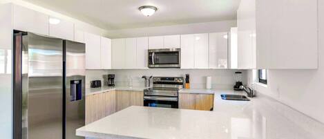 冷蔵庫、電子レンジ、オーブン、コンロ