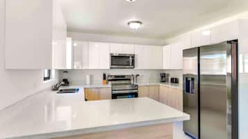 Een koelkast, een magnetron, een oven, een kookplaat