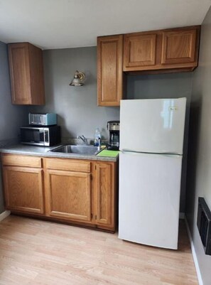 Refrigerador, microondas, horno y cafetera y tetera 