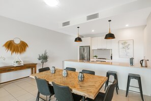 Réfrigérateur, four à micro-ondes, un four, surface de cuisson