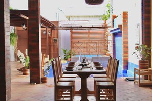 Outdoor dining - Amano Property: Cozy home in the Pearl of the Caribbean (Magdalena)