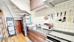 Cookware/dishes/utensils, eco-friendly cleaning products - GuestHouse Reina osaka (Osaka)