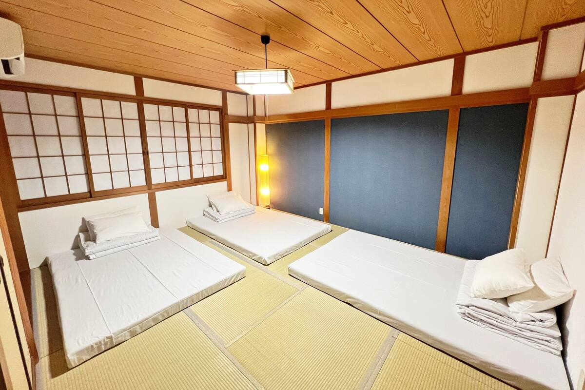 羽毛の掛け布団、低反発ベッド、遮光カーテン、アイロン / アイロン台