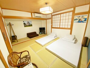 Down duvets, memory-foam beds, blackout curtains, iron/ironing board - GuestHouse Reina osaka (Osaka)