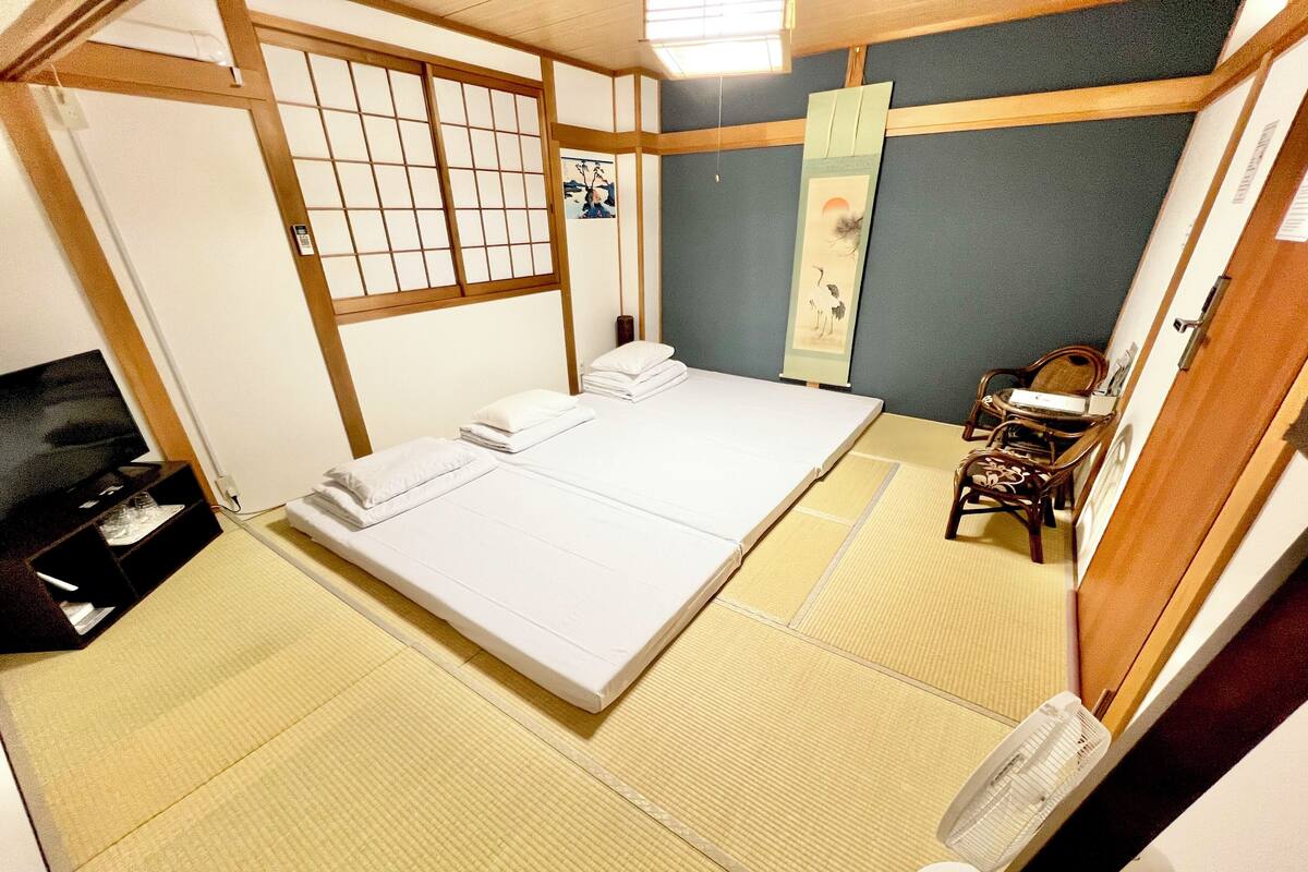 羽毛の掛け布団、低反発ベッド、遮光カーテン、アイロン / アイロン台