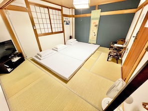 Down comforters, memory foam beds, blackout drapes, iron/ironing board - GuestHouse Reina osaka (Osaka)