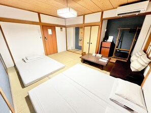 Down comforters, memory foam beds, blackout drapes, iron/ironing board - GuestHouse Reina osaka (Osaka)