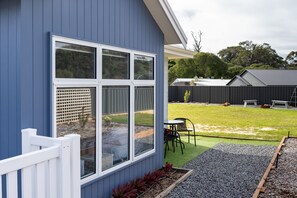 Outdoor dining - Spacious 4x3 home, just minutes away from the Margaret River main street. (Margaret River)