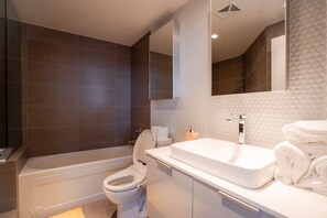 Haartrockner, Bidet, Handtücher, Seife