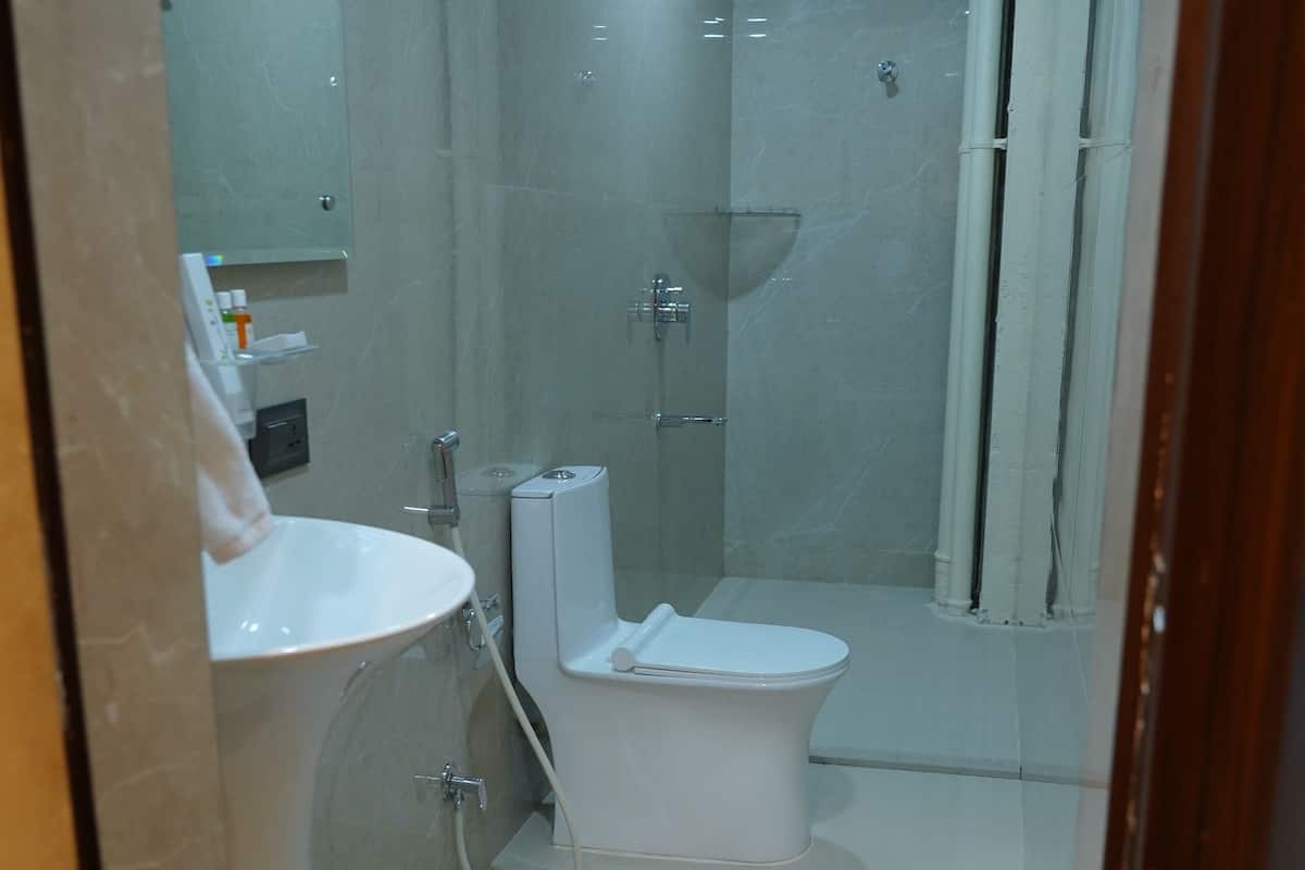 Duş, geniş duş başlığı, ücretsiz banyo/kozmetik ürünleri, havlu