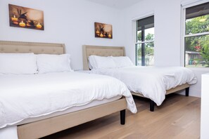 2 Schlafzimmer, Schreibtisch, Bügeleisen/Bügelbrett, Reisekinderbett