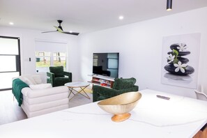 Smart-TV, Tischfußball, Tischtennisplatte