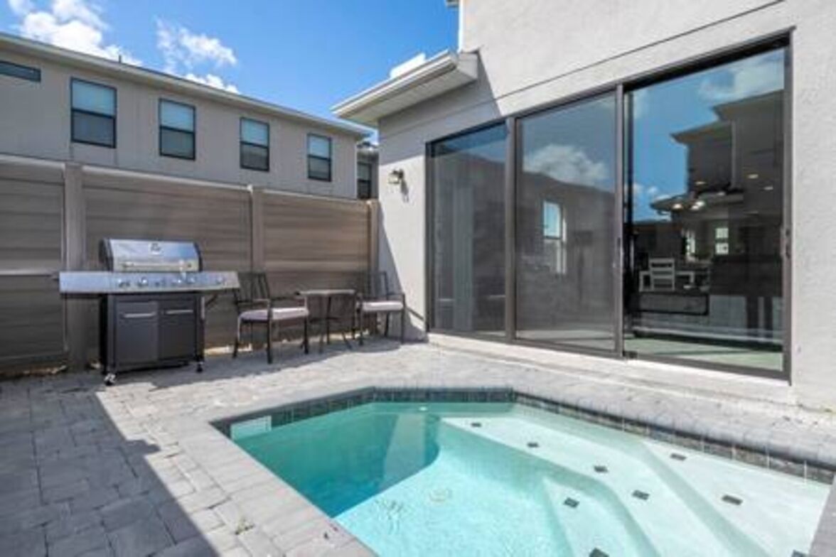 Beautiful 4 Bed/3.5 Bath with Jacuzzi