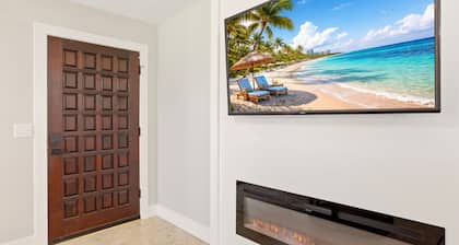 Caloosahatchee Hideaway I, Waterfront Farmhouse Escape, Near Babcock Ranch