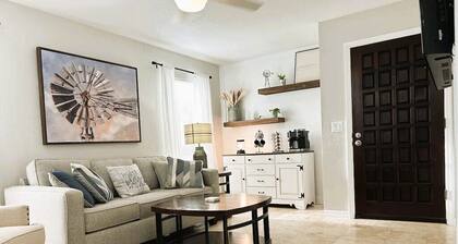 Caloosahatchee Hideaway I, freshly updated, Family Friendly, Waterfront Home