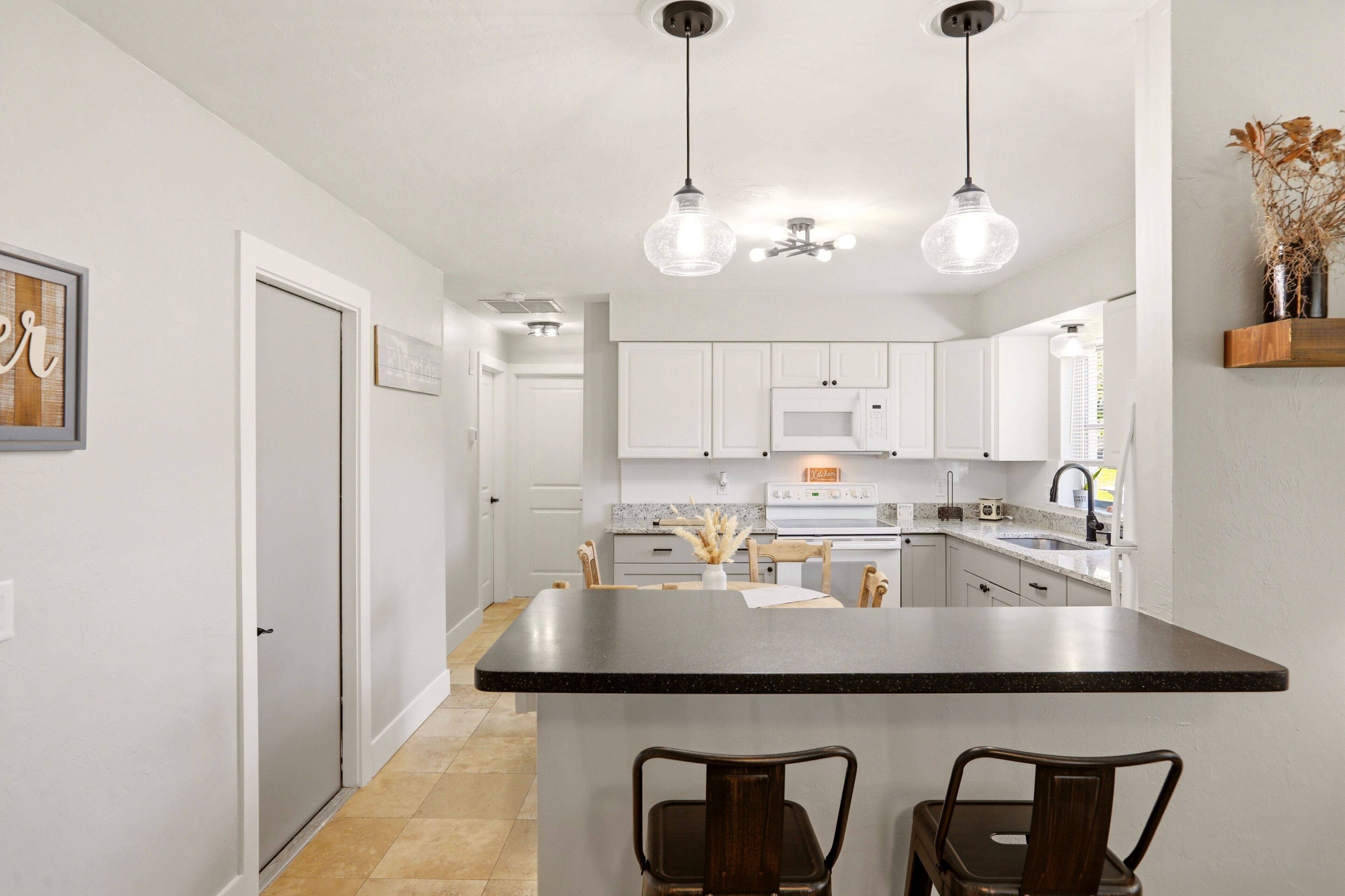 Réfrigérateur, four à micro-ondes, un four, surface de cuisson