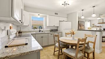 Réfrigérateur, four à micro-ondes, un four, surface de cuisson