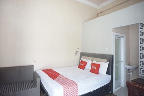 Deluxe Studio | Desk, laptop workspace, free WiFi, bed sheets - OYO 93003 B32 Homestay (Medan)