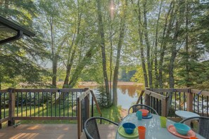 Outdoor dining - Riverfront Getaway with Hot Tub & Scenic Views (Brébeuf)