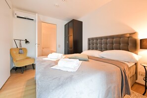 2 habitaciones, tabla de planchar con plancha, cuna de viaje y wifi 