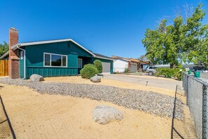 Property grounds - Reno Serenade: 3-Bed Urban Sanctuary (Reno)