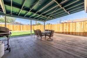 Outdoor dining - Reno Serenade: 3-Bed Urban Sanctuary (Reno)