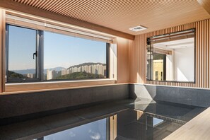 Appartement Penthouse | Salle de bain | Baignoire et douche séparées, baignoire à l’eau de source