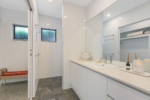 Douche, sèche-cheveux, serviettes fournies