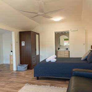 1 bedroom, iron/ironing board, travel cot, free WiFi - Cosy and private self contained retreat in a great location, pet friendly (Graceville)