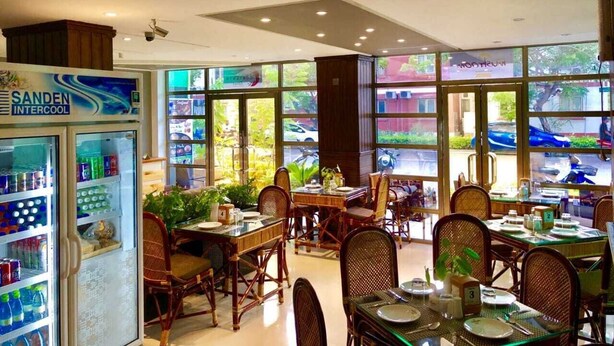 A restaurant with indoor seating, large windows, and a vending machine. - Contento Retreat (Hulhumalé)