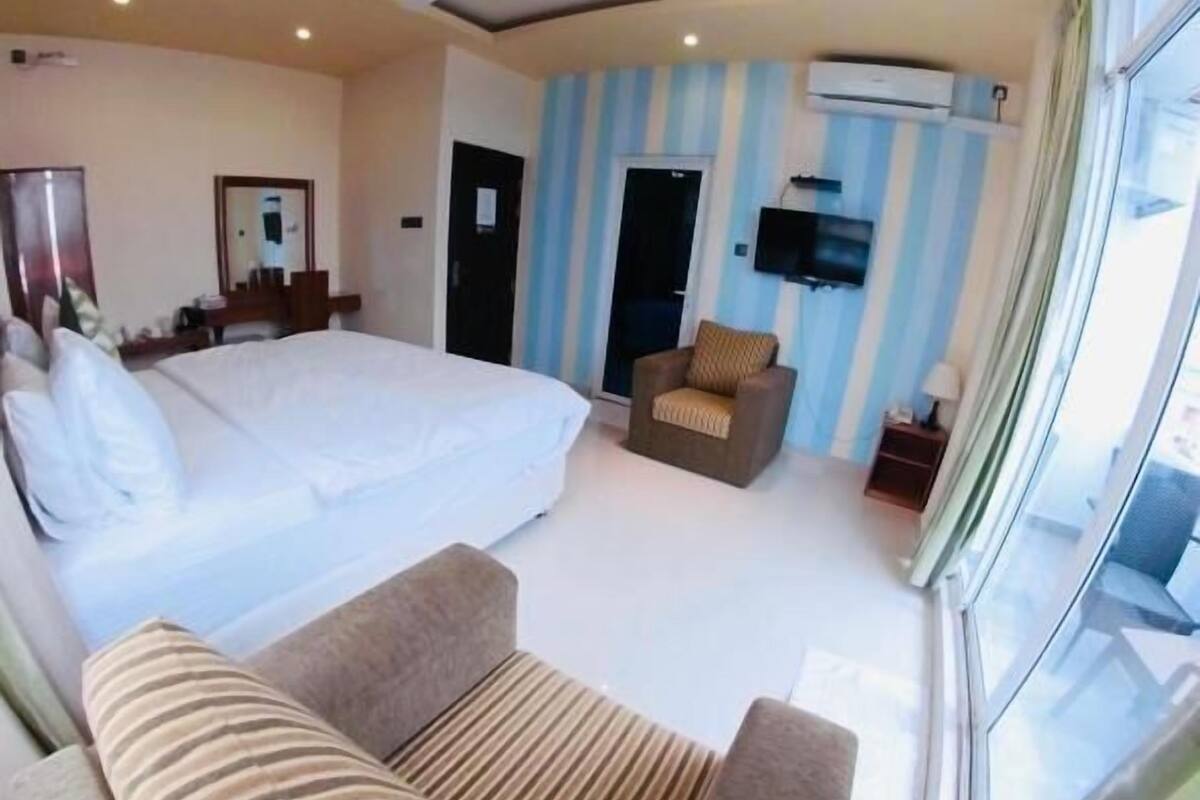 Deluxe Twin Room with Jet Tub | Egyptian cotton sheets, premium bedding, pillowtop beds, minibar