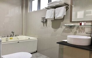 Bañera con ducha, bañera profunda, artículos de tocador gratuitos