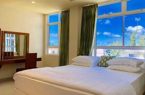 Egyptian cotton sheets, premium bedding, pillowtop beds, minibar - Contento Retreat (Hulhumalé)