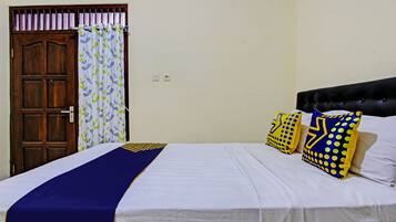 Kamar Double Basic | Ruang kerja ramah laptop, Wi-Fi gratis, dan seprai linen