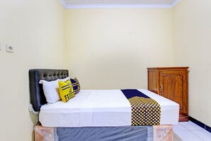 Habitación básica doble | Espacio para trabajar con un portátil, wifi gratis, ropa de cama