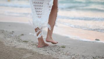 Privatstrand, weißer Sandstrand, Liegestühle, Sonnenschirme