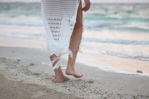 Privatstrand, weißer Sandstrand, Liegestühle, Sonnenschirme