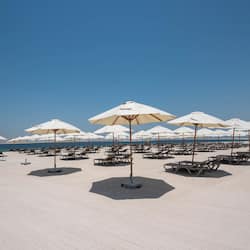Spiaggia privata, sabbia bianca, lettini da mare, ombrelloni