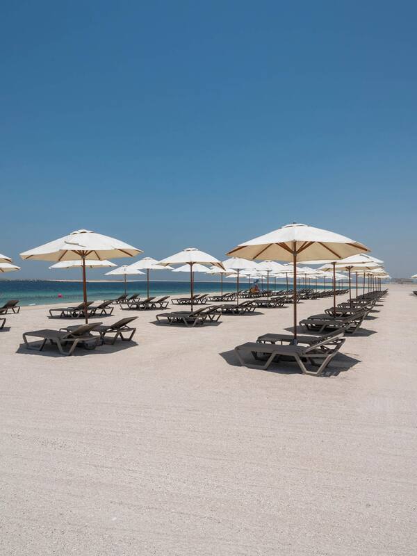 Spiaggia privata, sabbia bianca, lettini da mare, ombrelloni