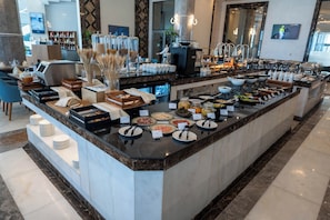 Tägliches Frühstücksbuffet (75 AED pro Person)