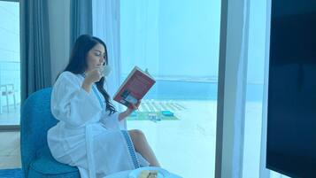 Bộ đồ giường kháng dị ứng, minibar, két bảo mật tại phòng