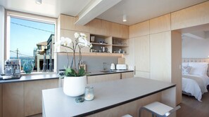 Réfrigérateur, micro-ondes, four, plaque de cuisson